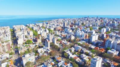 Acogedor apartamento en Pocitos, 3 dormitorios y 2 baños, cocina definida, todo al frente.