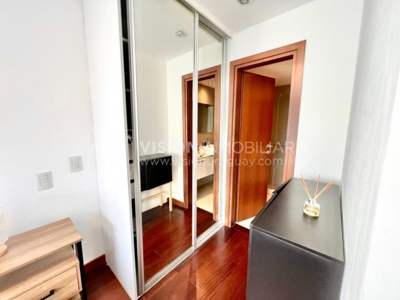 Apartamento en Venta en Pocitos / Punta Carretas.  Bajó de Precio!!  2 Dormitorios, uno en Suite con Vestidor.  2 Baños, Balcón, terminaciones Premium.  Se vende Amueblado. Tiene cómodo Garaje para 1 auto.  Piso 4 al frente.  Amenities: Barbacoa y Gy-38