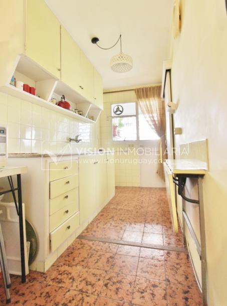 Acogedor apartamento en Pocitos, 3 dormitorios y 2 baños, cocina definida, todo al frente.-19