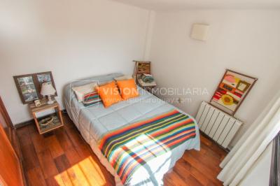 Casa inmaculada, reciclaje gran nivel, diseño y confort, Padrón Único, Punta Carretas; 3 dorm y 3 baños, barbacoa cerrada y terraza al frente, patio interior, 202 m2 construidos. A 20 mts. de Rambla, vista lateral al mar.