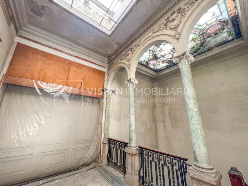 Venta de Palacete: Mansión señorial de 1913 de 690 m2 interiores y 224 de terrazas; 4 plantas, una reciclada inmaculada de gran nivel, completamente Amueblada. Ciudad Vieja. Inversión: U$ 400.000 dólares-59