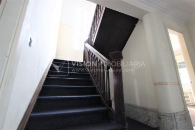 Padrón único de 641m2 en Pocitos con Casa de 13 ambientes, 302m2 construidos.