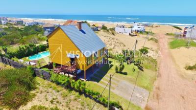 Espectacular Casa en Punta del Diablo a pasos del mar; piscina climatizada, barbacoa, chillout.