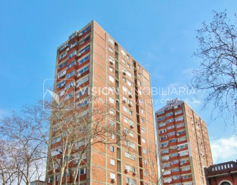 Apartamento con Renta al frente sobre Av. 8 de Octubre casi Propios, en 5to Piso, 3 dormitorios y 1 baño, impecable-0