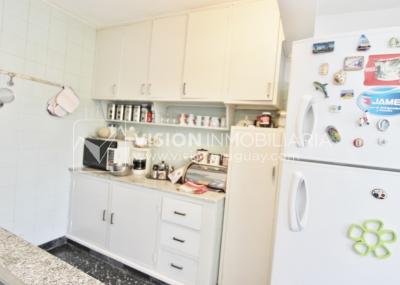 Casa impecable en La Teja, 3 dorm y 1 baño, barbacoa, garaje p/ 2 autos