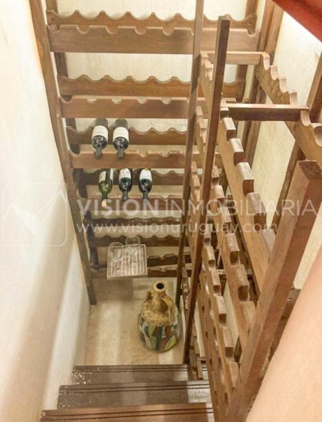 Casa inmaculada, reciclaje gran nivel, diseño y confort, Padrón Único, Punta Carretas; 3 dorm y 3 baños, barbacoa cerrada y terraza al frente, patio interior, 202 m2 construidos. A 20 mts. de Rambla, vista lateral al mar.-23