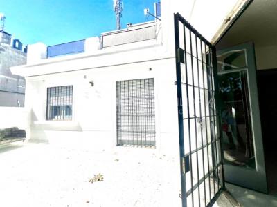 Apartamento Duplex en Venta ideal Renta. Al frente, 4 Dormitorios y 2 Baños, La Unión sobre Av. 8 de Octubre, Piso 1 por escalera, reciclado, impecable para entrar ya. 204 m2 totales 111 m2 interiores + 93 m2 Terrazas. Parrillero.