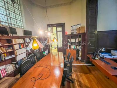 Oportunidad de Inversión: Venta de Mansión de 1905 de prestancia Señorial. Son 676 m2 en 2 plantas. Inmaculada, gran nivel. Amueblada. Ciudad Vieja. Terreno de 393 m2. Fachada de 10,5 mts. por calle Misiones. Protección Patrimonial grado 3 - U$ 507.1