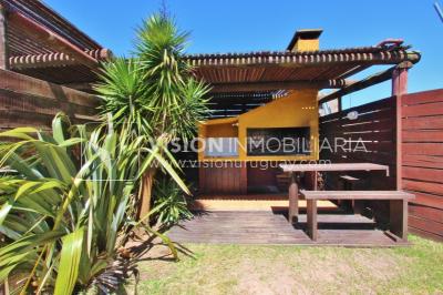 Espectacular Casa en Punta del Diablo a pasos del mar; piscina climatizada, barbacoa, chillout.