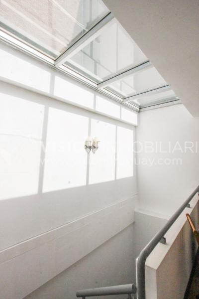 Casa inmaculada, reciclaje gran nivel, diseño y confort, Padrón Único, Punta Carretas; 3 dorm y 3 baños, barbacoa cerrada y terraza al frente, patio interior, 202 m2 construidos. A 20 mts. de Rambla, vista lateral al mar.