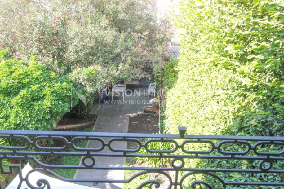 Casa de diseño, Padrón Único, Pocitos; 2 dorm en Suite, enorme salón doble altura, terreno 219 m2 con buen fondo y parrillero, 203 m2 construidos, Garaje.-26