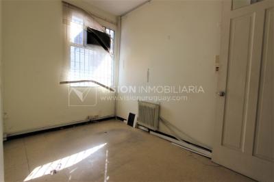 Padrón único de 641m2 en Pocitos con Casa de 13 ambientes, 302m2 construidos.