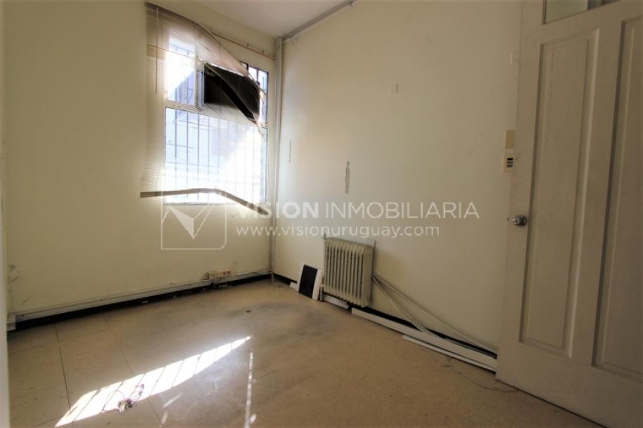 Padrón único de 641m2 en Pocitos con Casa de 13 ambientes, 302m2 construidos.-68