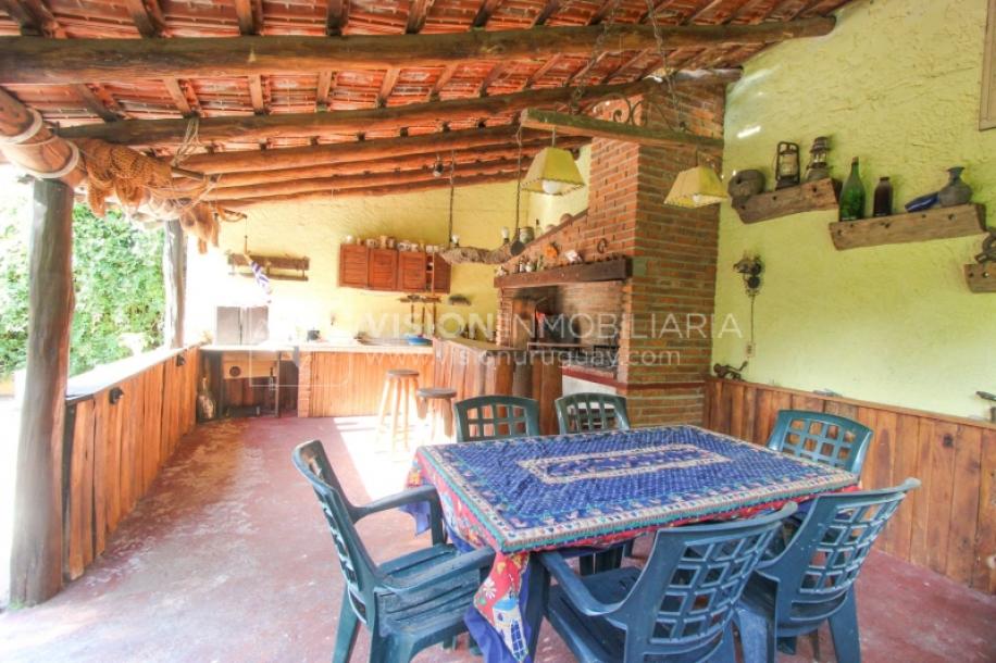 Casa moderna 2 dorm, 2 baños, 409 m2 terreno y 157m2 construidos, Fortin de Santa Rosa, con buen fondo y barbacoa, Garaje.-41