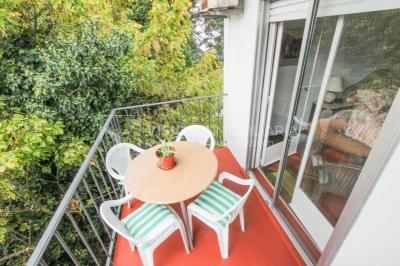 Apartamento en Pocitos, 2 dormitorios y 1 baño, Al Frente, 400 mts de Rambla, con Estufa a Leña y con Balcón - U$ 175.000