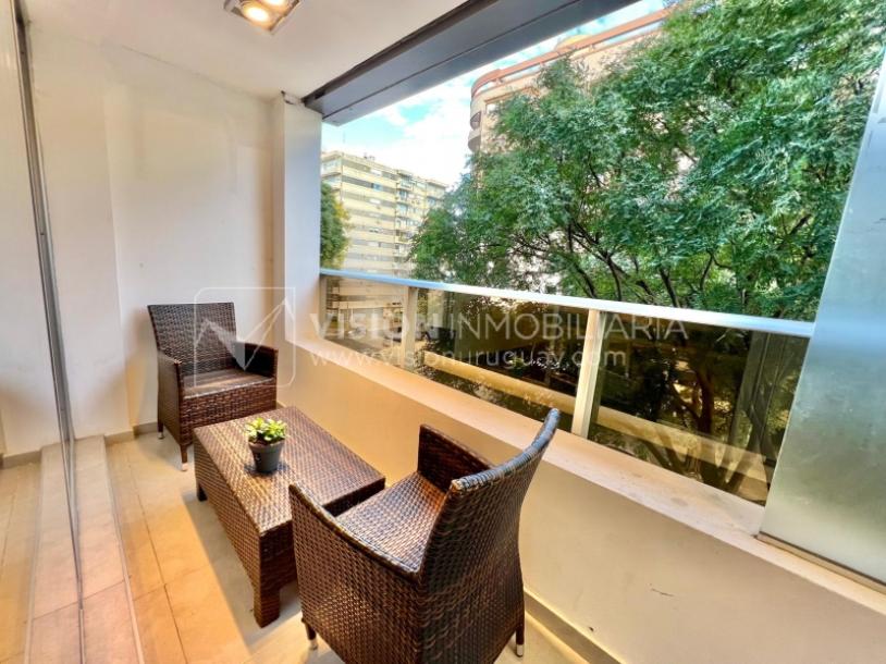 Apartamento en Venta en Pocitos / Punta Carretas.  Bajó de Precio!!  2 Dormitorios, uno en Suite con Vestidor.  2 Baños, Balcón, terminaciones Premium.  Se vende Amueblado. Tiene cómodo Garaje para 1 auto.  Piso 4 al frente.  Amenities: Barbacoa y Gy-6