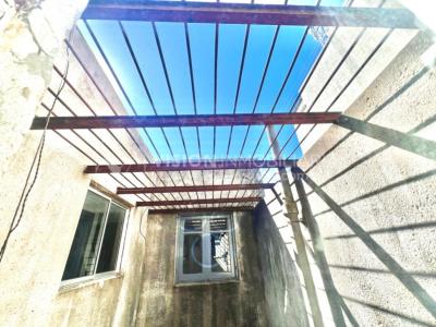 Apartamento Duplex en Venta ideal Renta. Al frente, 4 Dormitorios y 2 Baños, La Unión sobre Av. 8 de Octubre, Piso 1 por escalera, reciclado, impecable para entrar ya. 204 m2 totales 111 m2 interiores + 93 m2 Terrazas. Parrillero.