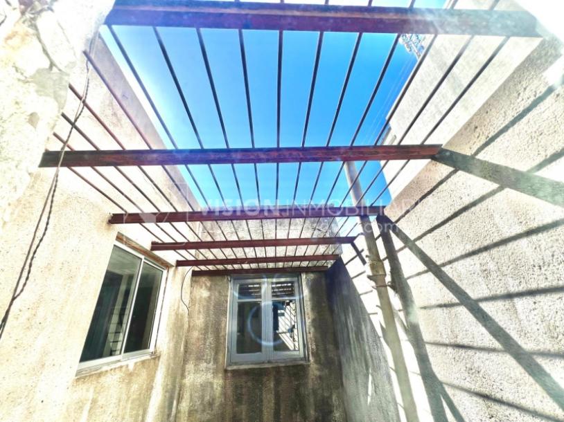 Apartamento Duplex en Venta ideal Renta. Al frente, 4 Dormitorios y 2 Baños, La Unión sobre Av. 8 de Octubre, Piso 1 por escalera, reciclado, impecable para entrar ya. 204 m2 totales 111 m2 interiores + 93 m2 Terrazas. Parrillero.-18