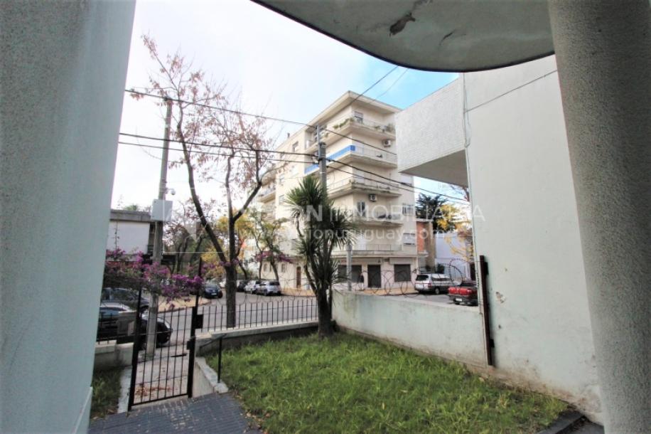 Padrón único de 641m2 en Pocitos con Casa de 13 ambientes, 302m2 construidos.-15