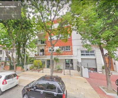 Apartamento en Pocitos, 2 dormitorios y 1 baño, Al Frente, 400 mts de Rambla, con Estufa a Leña y con Balcón - U$ 175.000