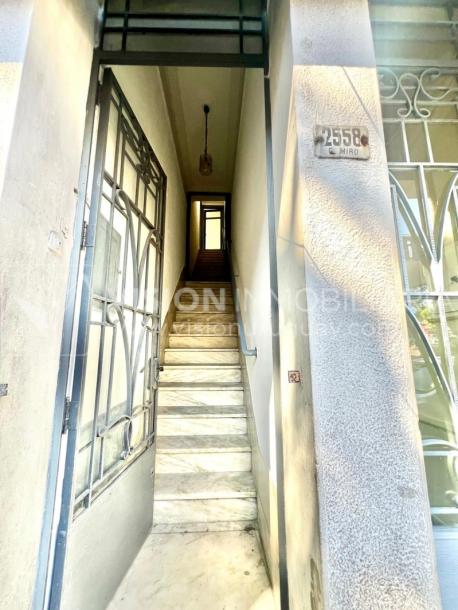 Apartamento Duplex en Venta ideal Renta. Al frente, 4 Dormitorios y 2 Baños, La Unión sobre Av. 8 de Octubre, Piso 1 por escalera, reciclado, impecable para entrar ya. 204 m2 totales 111 m2 interiores + 93 m2 Terrazas. Parrillero.-6