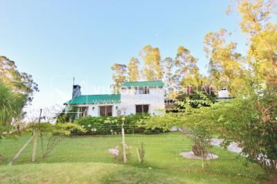 Chacra de 15 hás con el confort de hermosa casa reciclada, barbacoa y piscina climatizada.