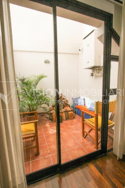 Casa inmaculada, reciclaje gran nivel, diseño y confort, Padrón Único, Punta Carretas; 3 dorm y 3 baños, barbacoa cerrada y terraza al frente, patio interior, 202 m2 construidos. A 20 mts. de Rambla, vista lateral al mar.