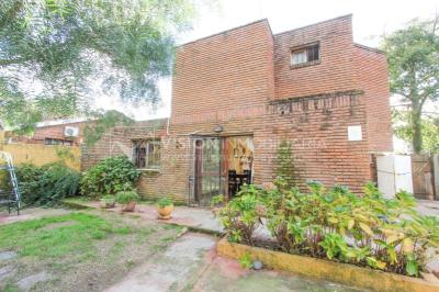 Casa moderna 2 dorm, 2 baños, 409 m2 terreno y 157m2 construidos, Fortin de Santa Rosa, con buen fondo y barbacoa, Garaje.