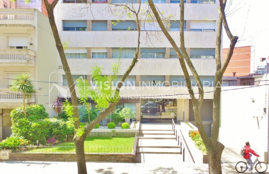 Excelente Apartamento en Pocitos, Pagola casi Rambla; 3 dormitorios y 2 baños, cocina definida. Con Garaje.-2