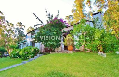 Chacra de 15 hás con el confort de hermosa casa reciclada, barbacoa y piscina climatizada.