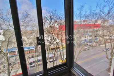 Apartamento con Renta al frente sobre Av. 8 de Octubre casi Propios, en 5to Piso, 3 dormitorios y 1 baño, impecable