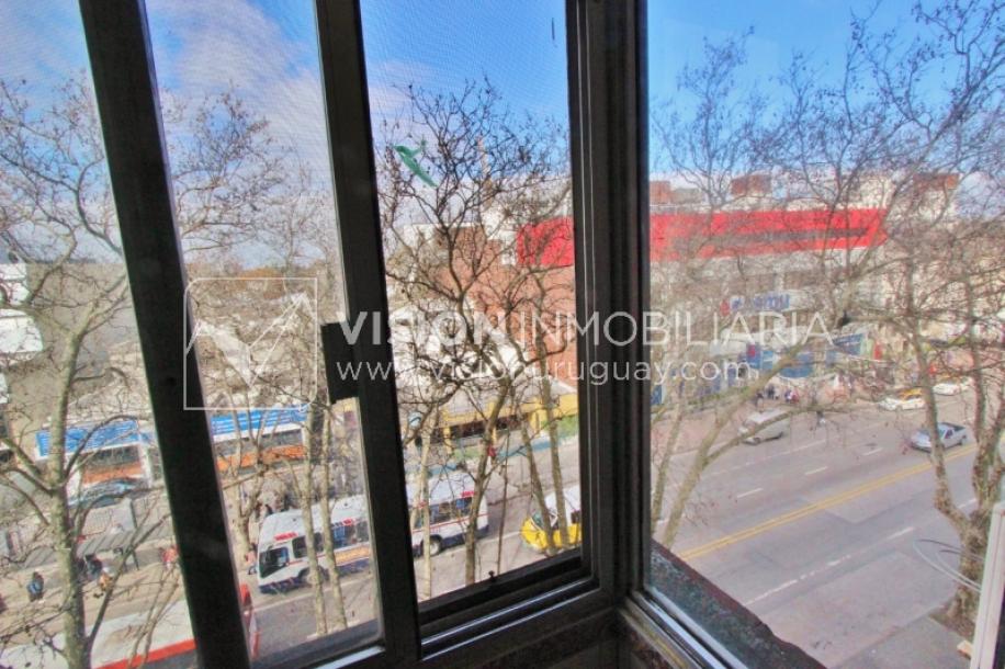 Apartamento con Renta al frente sobre Av. 8 de Octubre casi Propios, en 5to Piso, 3 dormitorios y 1 baño, impecable-19