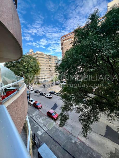 Apartamento en Venta en Pocitos / Punta Carretas.  Bajó de Precio!!  2 Dormitorios, uno en Suite con Vestidor.  2 Baños, Balcón, terminaciones Premium.  Se vende Amueblado. Tiene cómodo Garaje para 1 auto.  Piso 4 al frente.  Amenities: Barbacoa y Gy-8