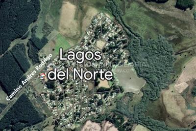 Venta de Casa / Chacra en Lagos del Norte, Rivera. 1.769 m2 de Terreno y 137 m2 Construidos. Piscina. Casa en una planta, Construcción Tradicional con Tejas. 4 dormitorios y 2 baños completos. Gran estufa a Leña. U$ 115.000 dólares