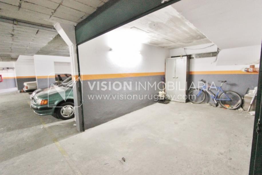 Excelente Apartamento en Pocitos, Pagola casi Rambla; 3 dormitorios y 2 baños, cocina definida. Con Garaje.-47