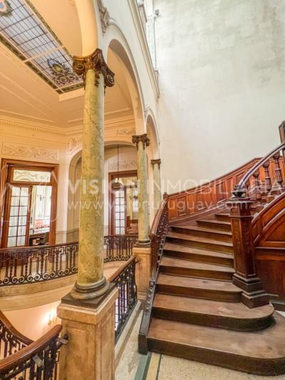 Venta de Palacete: Mansión señorial de 1913 de 690 m2 interiores y 224 de terrazas; 4 plantas, una reciclada inmaculada de gran nivel, completamente Amueblada. Ciudad Vieja. Inversión: U$ 400.000 dólares