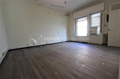 Padrón único de 641m2 en Pocitos con Casa de 13 ambientes, 302m2 construidos.