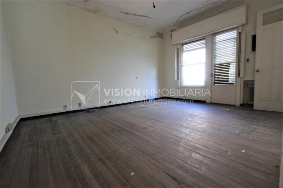 Padrón único de 641m2 en Pocitos con Casa de 13 ambientes, 302m2 construidos.-57