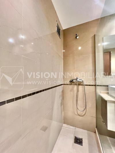 Apartamento en Venta en Pocitos / Punta Carretas.  Bajó de Precio!!  2 Dormitorios, uno en Suite con Vestidor.  2 Baños, Balcón, terminaciones Premium.  Se vende Amueblado. Tiene cómodo Garaje para 1 auto.  Piso 4 al frente.  Amenities: Barbacoa y Gy