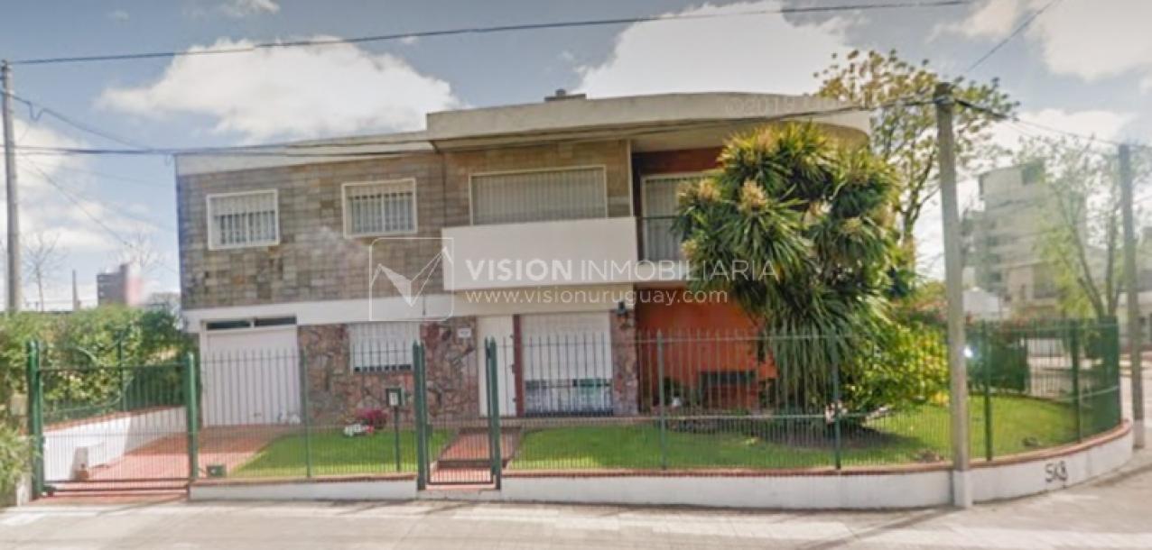 Casa en Venta de 3 Dormitorios, 2 Baños, Garaje, Jardín y Patio. 130 m2 construidos en Propiedad Horizontal -padrón de 290 m2-, en Malvín Sur a 50 mts. de Plaza Italia. U$ 220.000-0