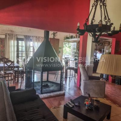 Venta de Casa / Chacra en Lagos del Norte, Rivera. 1.769 m2 de Terreno y 137 m2 Construidos. Piscina. Casa en una planta, Construcción Tradicional con Tejas. 4 dormitorios y 2 baños completos. Gran estufa a Leña. U$ 115.000 dólares