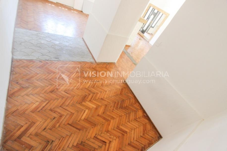 Padrón Único de 280 m2 en Punta Carretas a 50 mts. de Rambla. 132 m2 construidos. Ideal para proyectar su casa, edificio de 3 o 4 pisos, empresa, local gastronómico o restaurante, clínica, instituto u otro. Originalmente 2 dorm y 2 baños, garaje, pat-10