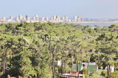 Apartamento en piso alto, 2 dorm. y servicio, muy amplios ambientes 118m2 con amenities y gran confort.