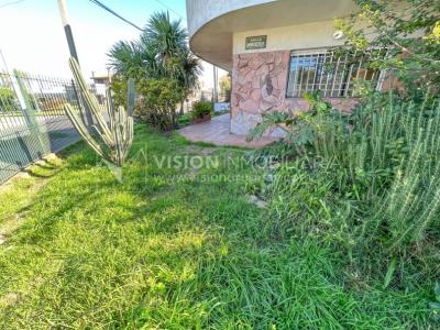 Casa en Venta de 3 Dormitorios, 2 Baños, Garaje, Jardín y Patio. 130 m2 construidos en Propiedad Horizontal -padrón de 290 m2-, en Malvín Sur a 50 mts. de Plaza Italia. U$ 220.000