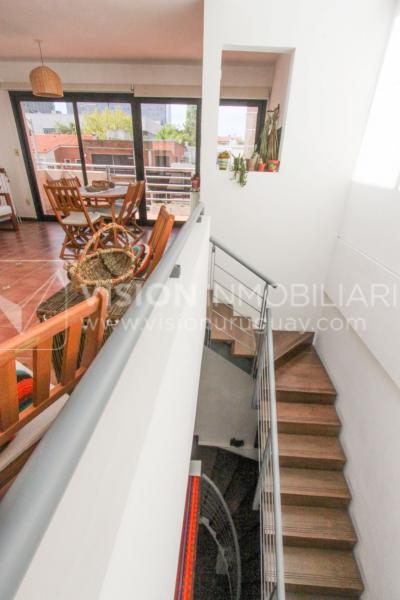 Casa inmaculada, reciclaje gran nivel, diseño y confort, Padrón Único, Punta Carretas; 3 dorm y 3 baños, barbacoa cerrada y terraza al frente, patio interior, 202 m2 construidos. A 20 mts. de Rambla, vista lateral al mar.