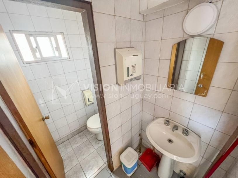Apartamento con Renta en Venta al frente 2 Dormitorios 2 Baños, La Blanqueada, Av. 8 de Octubre, en Piso 3. Semiequipado. Amenities: 3 Parrilleros, gran Patio Juegos para Niños. Portería y Vigilancia-81