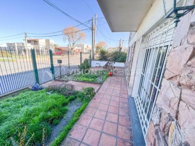 Casa en Venta de 3 Dormitorios, 2 Baños, Garaje, Jardín y Patio. 130 m2 construidos en Propiedad Horizontal -padrón de 290 m2-, en Malvín Sur a 50 mts. de Plaza Italia. U$ 220.000