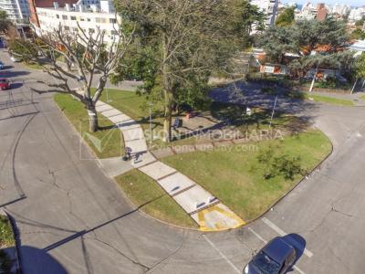 Casa en Venta de 3 Dormitorios, 2 Baños, Garaje, Jardín y Patio. 130 m2 construidos en Propiedad Horizontal -padrón de 290 m2-, en Malvín Sur a 50 mts. de Plaza Italia. U$ 220.000