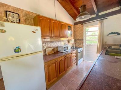 Venta de Casa en Santa Lucia del Este: 2 Dorm. y Baño, más Apto. 1 Dorm. y Baño. Estufa a Leña, Parrillero, Jardín, Fondo, Cochera Porsche, Cerco. 554 m2 de Terreno, 125 m2 construidos. a 150 mts de la Rambla. Se vende Totalmente Amueblada y Equipada