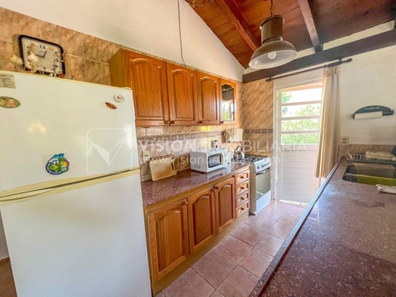 Venta de Casa en Santa Lucia del Este: 2 Dorm. y Baño, más Apto. 1 Dorm. y Baño. Estufa a Leña, Parrillero, Jardín, Fondo, Cochera Porsche, Cerco. 554 m2 de Terreno, 125 m2 construidos. a 150 mts de la Rambla. Se vende Totalmente Amueblada y Equipada-27